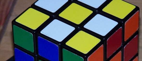 Rubikova kostka je pro někoho nepřekonatelný hlavolam, pro jiného otázka pár minut.