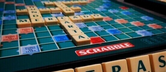 Scrabble je velmi zábavná hra, kterou můžete hrát jako deskovku, nebo online v prohlížeči.