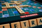Scrabble je velmi zábavná hra, kterou můžete hrát jako deskovku, nebo online v prohlížeči.