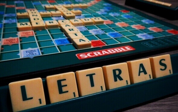Scrabble je velmi zábavná hra, kterou můžete hrát jako deskovku, nebo online v prohlížeči.