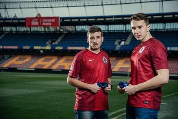 MrRici (vlevo) a jeho nový virtuální spoluhráč ve dresu AC Sparta Praha - The Johny.